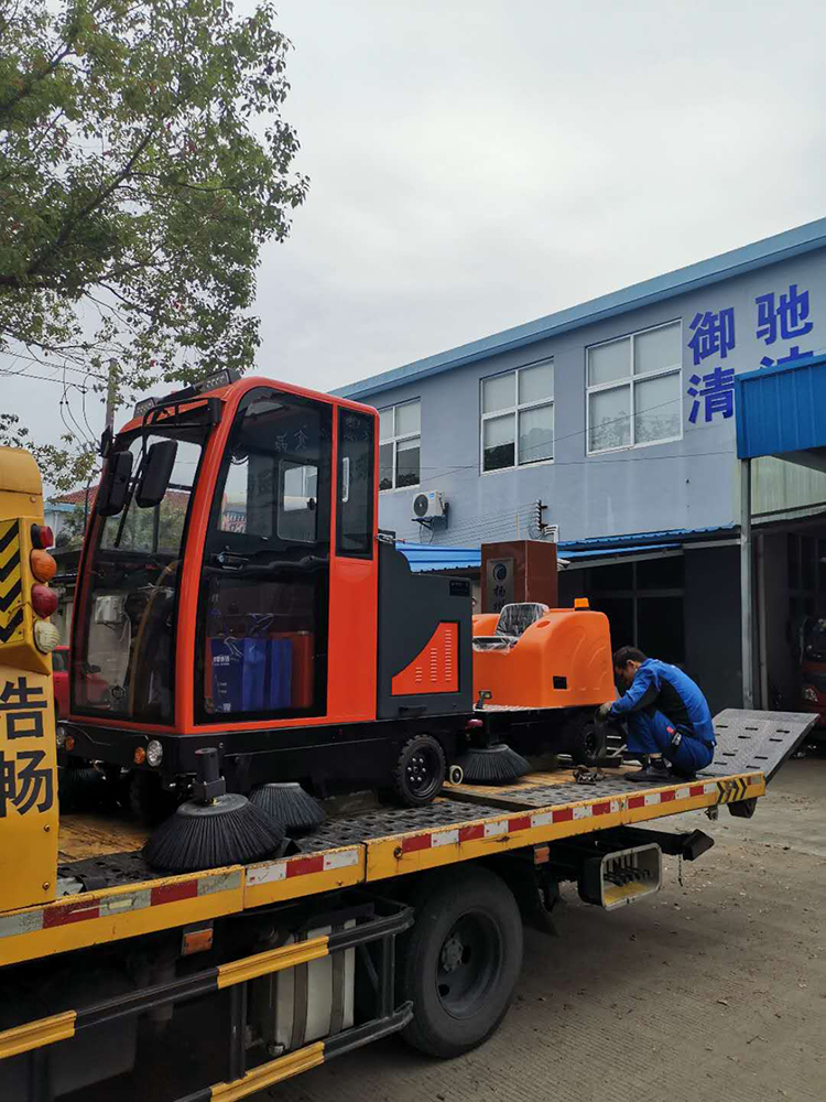 揚(yáng)州某管件廠選購御衛(wèi)仕掃地機(jī)DS1500和DS1900 揚(yáng)州某管件廠選購御衛(wèi)仕掃地機(jī)DS1500和DS1900