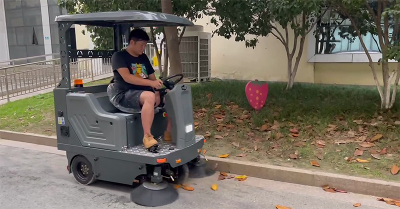 御衛仕DS5駕駛式掃地機頂棚款清掃校園 御衛仕DS5駕駛式掃地機頂棚款清掃校園