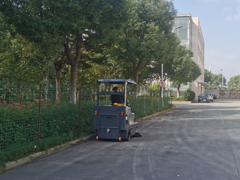 駕駛式掃地機(jī)的使用優(yōu)勢(shì) 駕駛式掃地機(jī)的使用優(yōu)勢(shì)