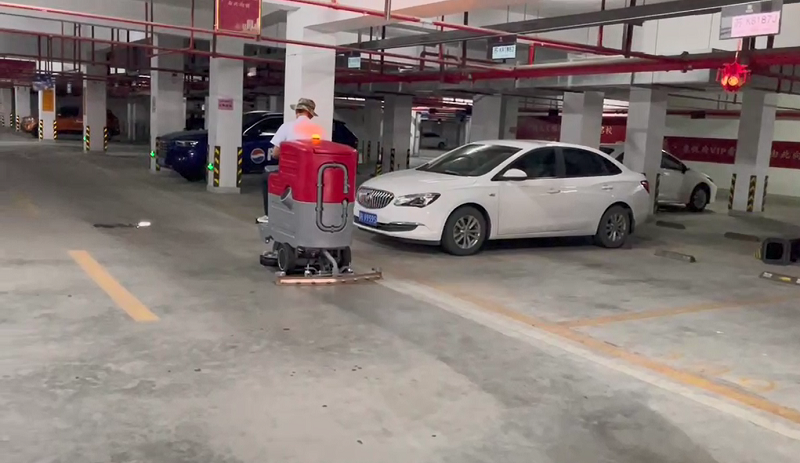 大型廣場(chǎng)為什么用洗地機(jī)？